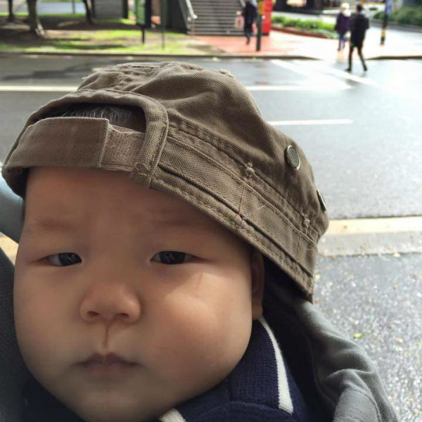 Oli sporting the overturned cap, looking like it's 1996